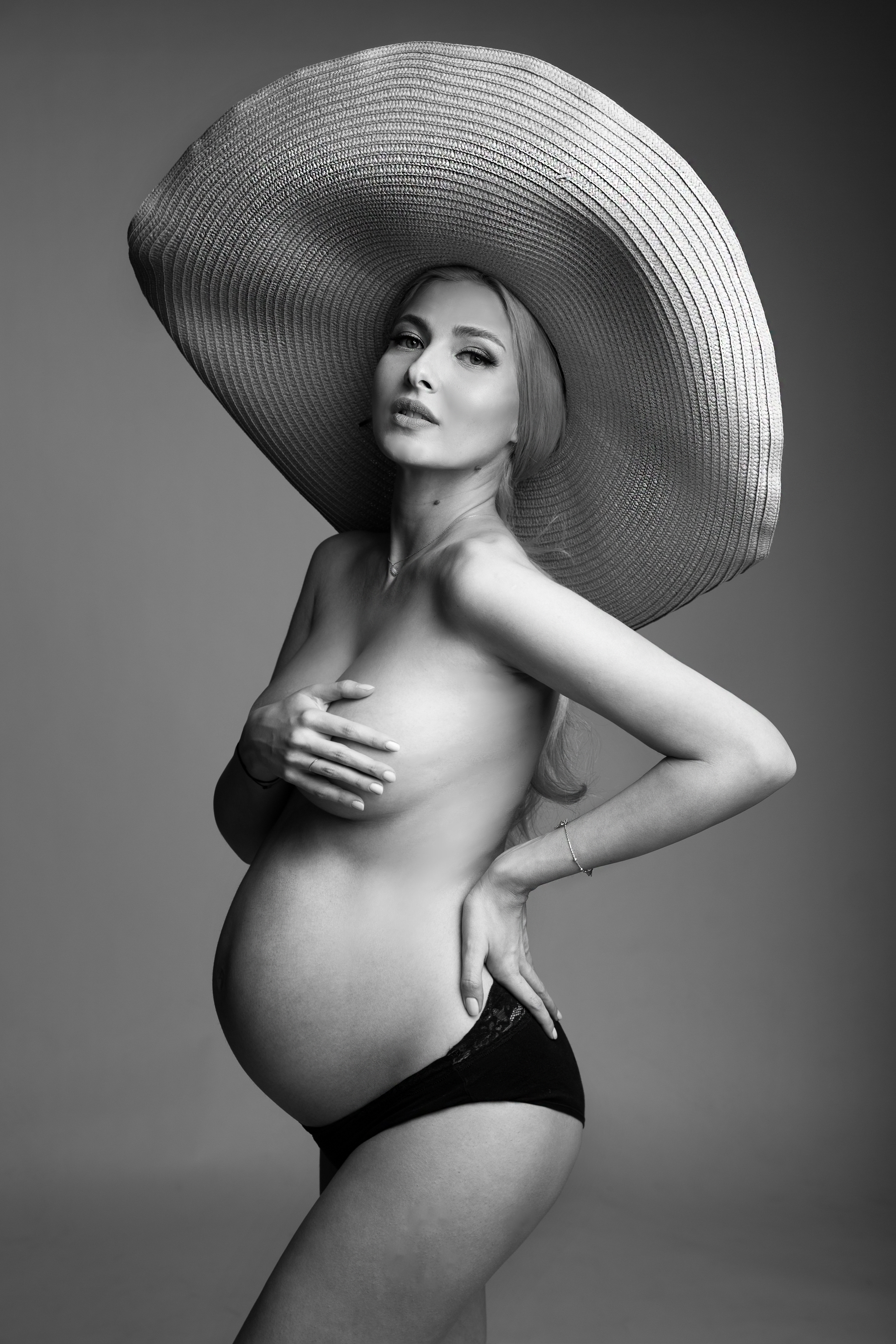 фотосесия-бременни-черно-бяло-голяма-шапка-maternity-photoshoot-pregnancy-photosession-black-and-white
