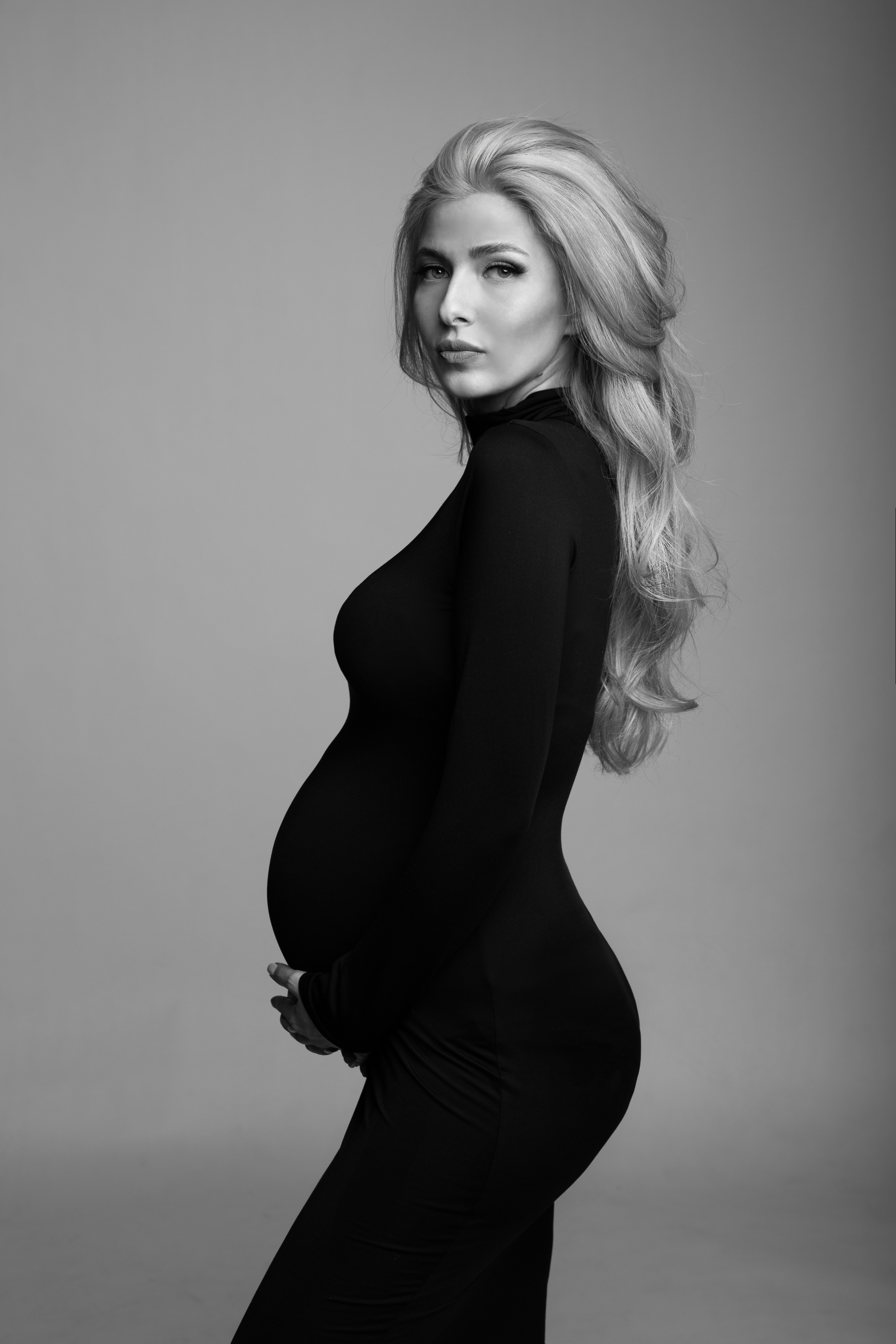 фотосесия-бременни-черно-бяло-черна-рокля-maternity-photoshoot-pregnancy-photosession-black-and-white