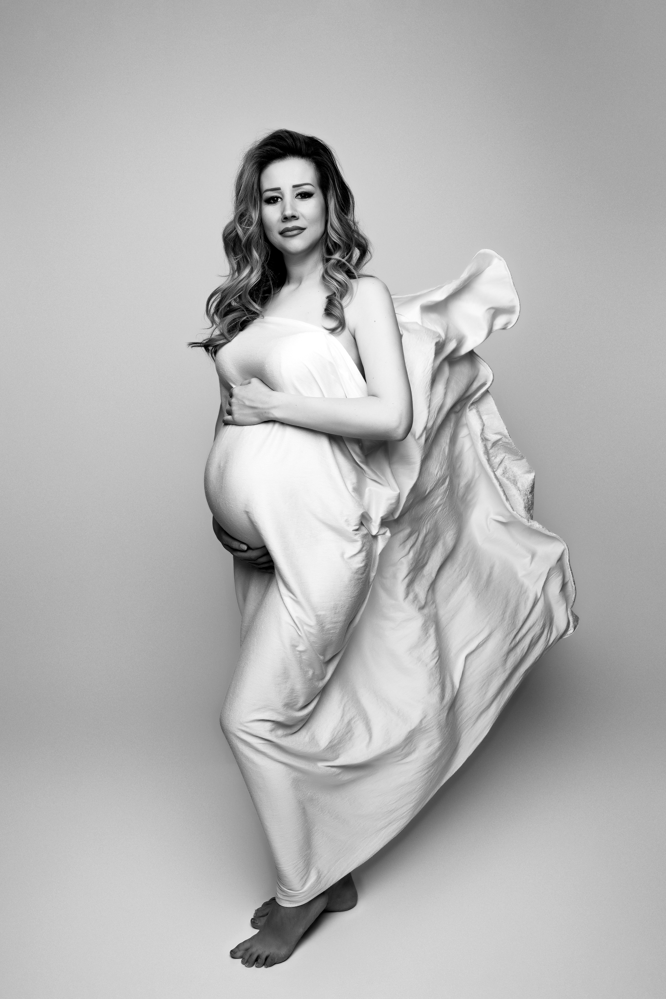 фотосесия-бременни-maternity-photoshoot-pregnancy-photography-blackandwhite-צילומי הריון-צילומי -צילום הריון שחור לבן-הריון בבית-56145 32 1